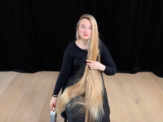VIDEO - Perfect blonde hair length display and brushing in lap (part 2)