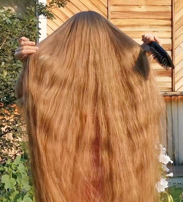 VIDEO - Tons of shampoo for very long blonde hair