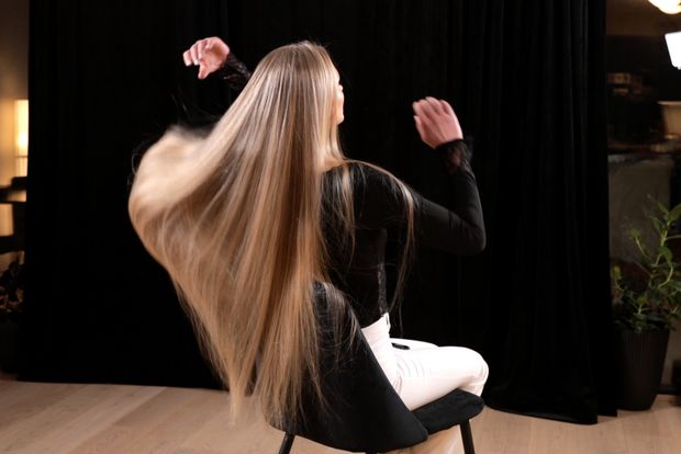 VIDEO - Super silky light blonde hair in chair