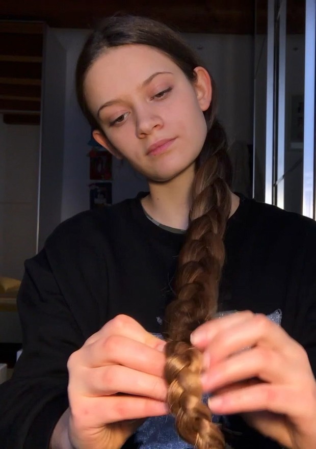 VIDEO - Ottavia&#x27;s thick hair play 2