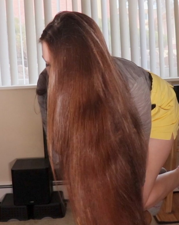 VIDEO - Antonia in her living room