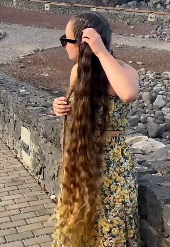 VIDEO - Natalia&#x27;s beautiful hair show by the sea