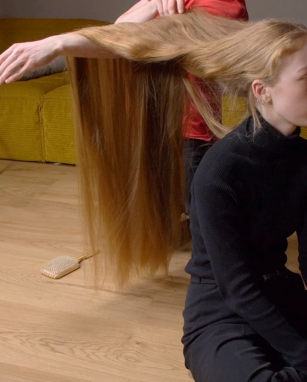 VIDEO - Blonde calf length hair floor show