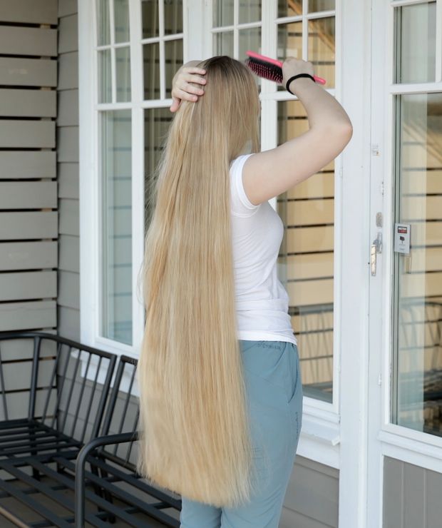 VIDEO - Blonde Rapunzel&#x27;s ultra beautiful hair