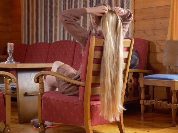 VIDEO - Massive blonde hair sliding and bundrops