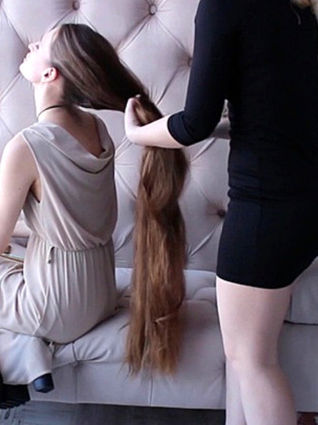 VIDEO - Her friends love her hair