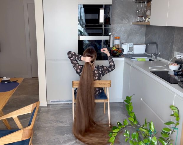 VIDEO - Lady with two meter long hair