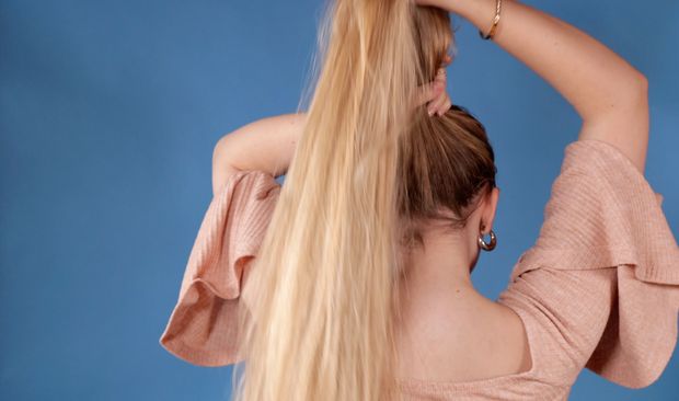 VIDEO - Hair bun perfection on blue