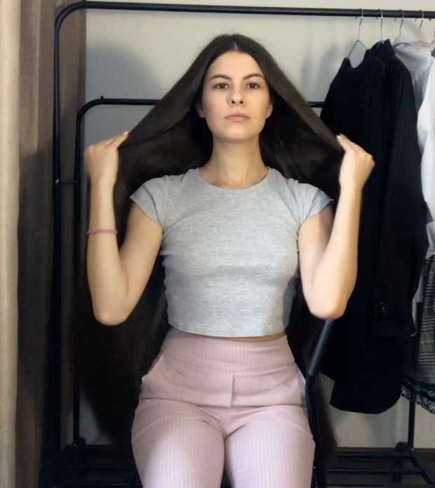 VIDEO - A silky, long, dark mane