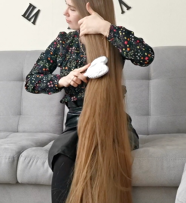 VIDEO - Using floor length hair as a blanket
