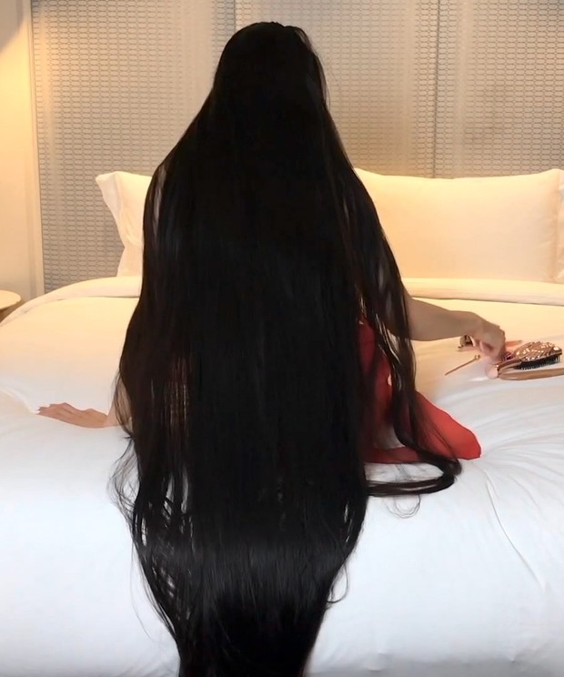 VIDEO - Rin&#x27;s elegant big buns and very long hair
