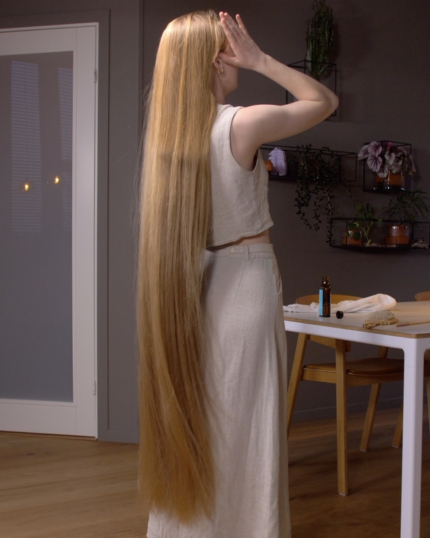VIDEO - Super long blonde hair oiling and brushing