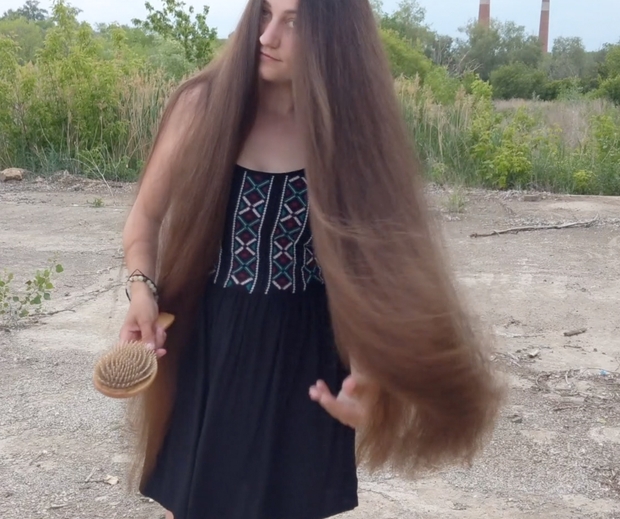 VIDEO - Displaying her massive mane in the wind