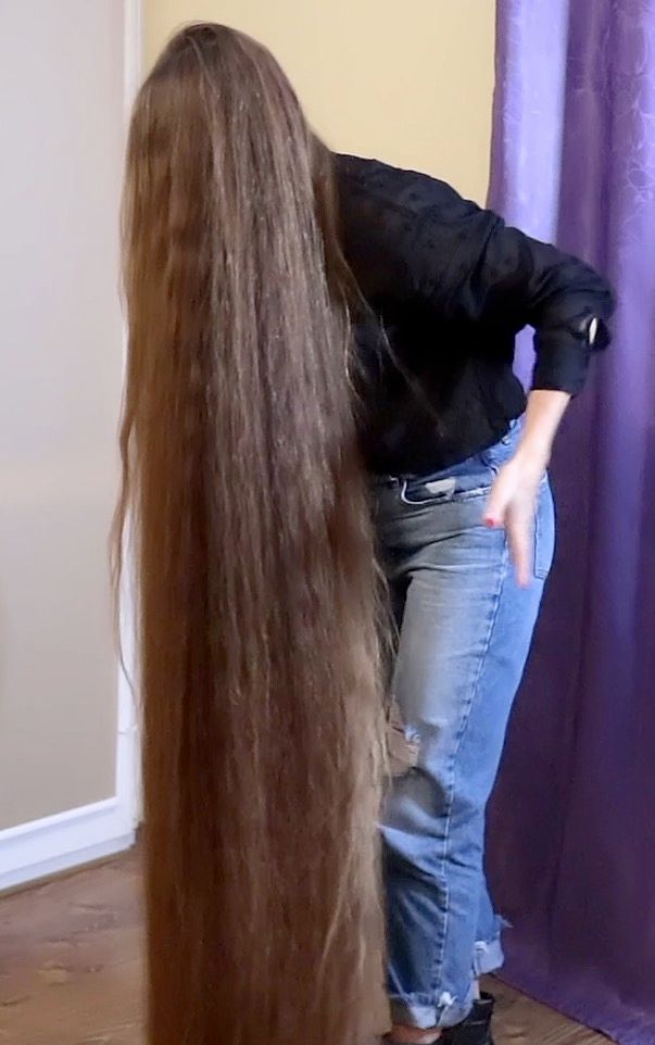 VIDEO - Extreme hair length is her passion