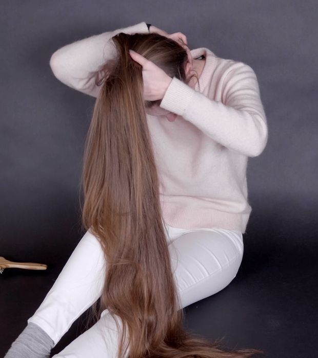 VIDEO - Emilie&#x27;s perfectly healthy, silky hair
