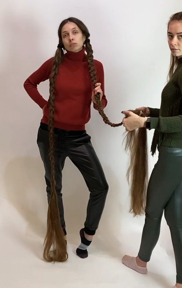 VIDEO - Two very long braids
