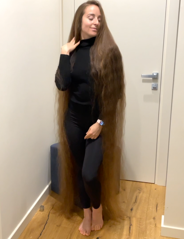 VIDEO - Brushing a pile of hair