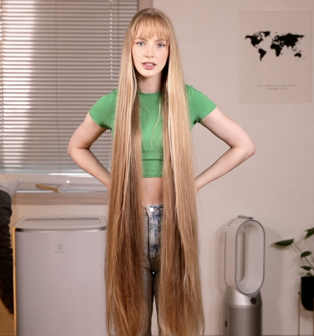 VIDEO - Super beautiful blonde Rapunzel