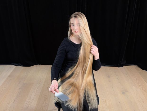 VIDEO - Perfect blonde hair length display and brushing in lap (part 2)