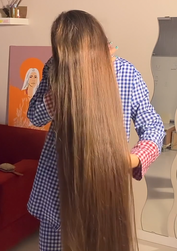 VIDEO - Extreme calf length hair in front of her face (part 1)