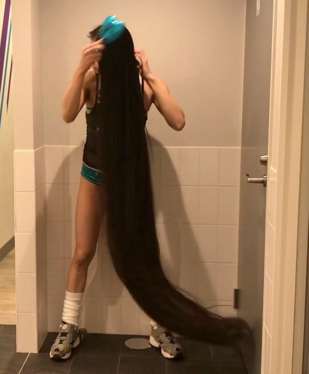 VIDEO - The longest hair at the gym