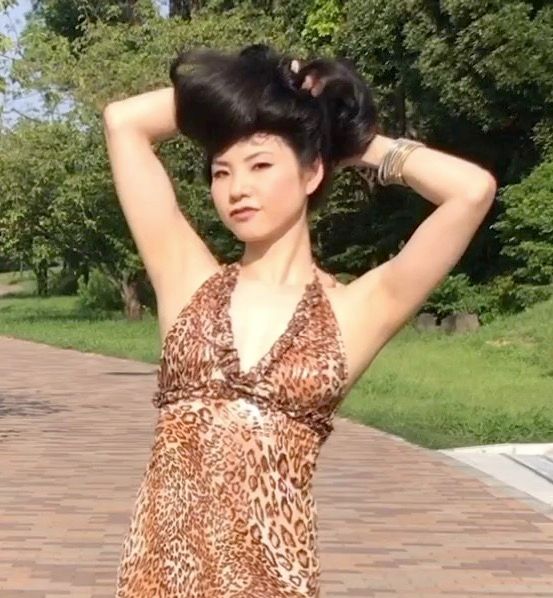 VIDEO - The longest black hair you have ever seen