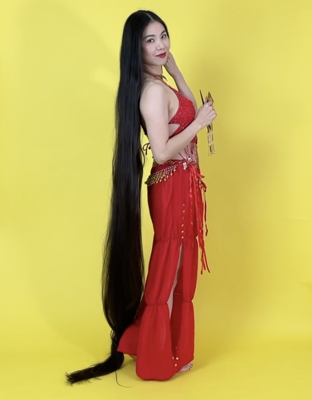 VIDEO - Beyond floor length hair belly dancer