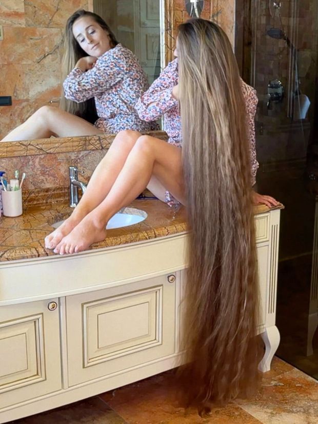 VIDEO - Extreme super thick and long hair