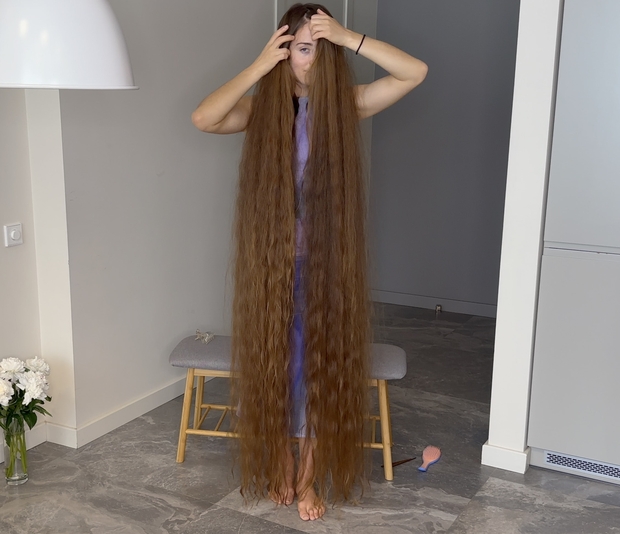 VIDEO - Floor length hair dream