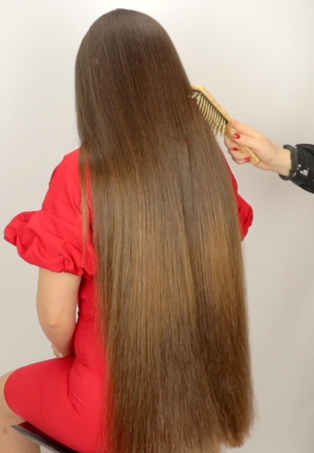 VIDEO - Karoline doing Suzana&#x27;s hair