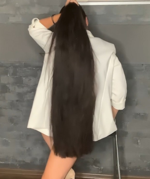 VIDEO - Mila&#x27;s high ponytail