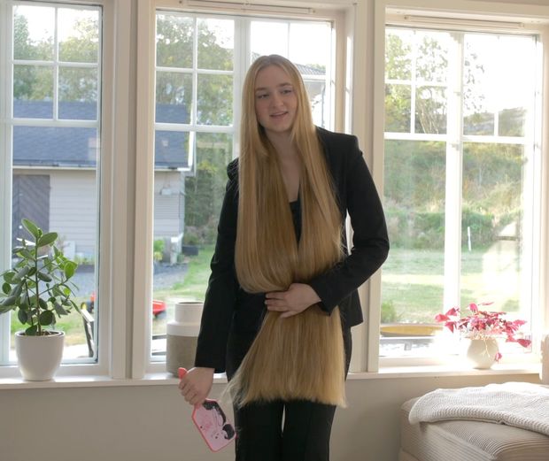 VIDEO - Extremely perfect thigh length hair