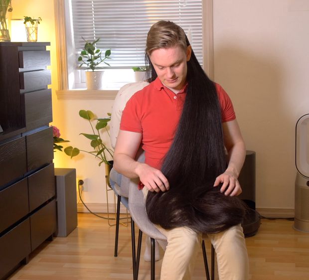 VIDEO - Using her hair as his own