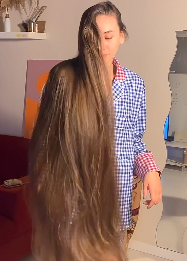 VIDEO - Extreme calf length hair in front of her face (part 1)