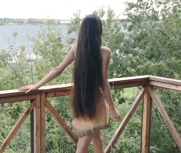 VIDEO - Aleksandra´s outside hair play