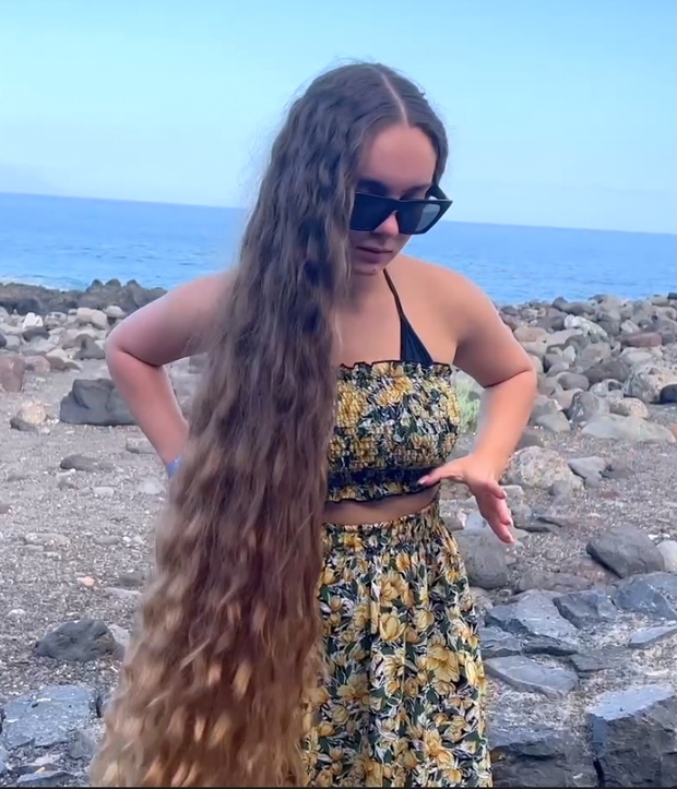 VIDEO - Natalia&#x27;s beautiful hair show by the sea