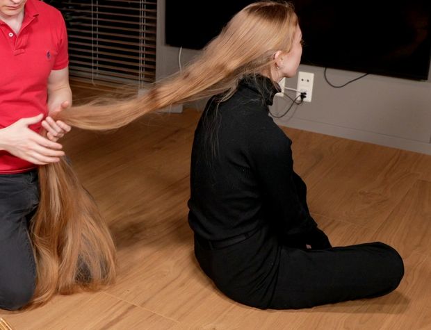 VIDEO - Blonde calf length hair floor show