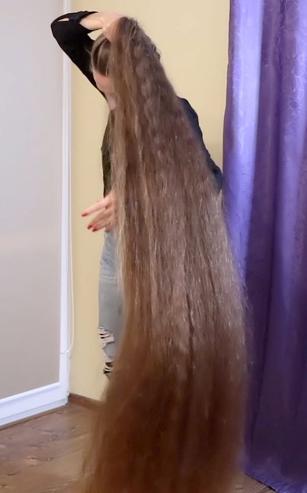 VIDEO - Extreme hair length is her passion