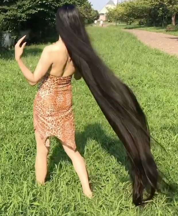 VIDEO - The longest black hair you have ever seen