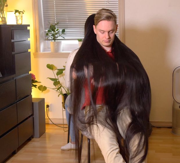 VIDEO - Using her hair as his own
