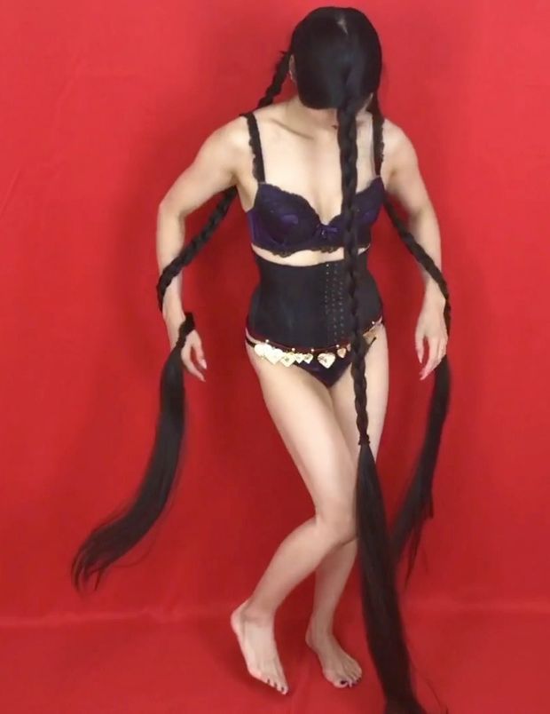 VIDEO - Extremely long hair and three heavy braids