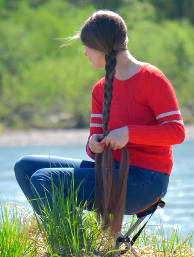 VIDEO - Rapunzel sitting by the water