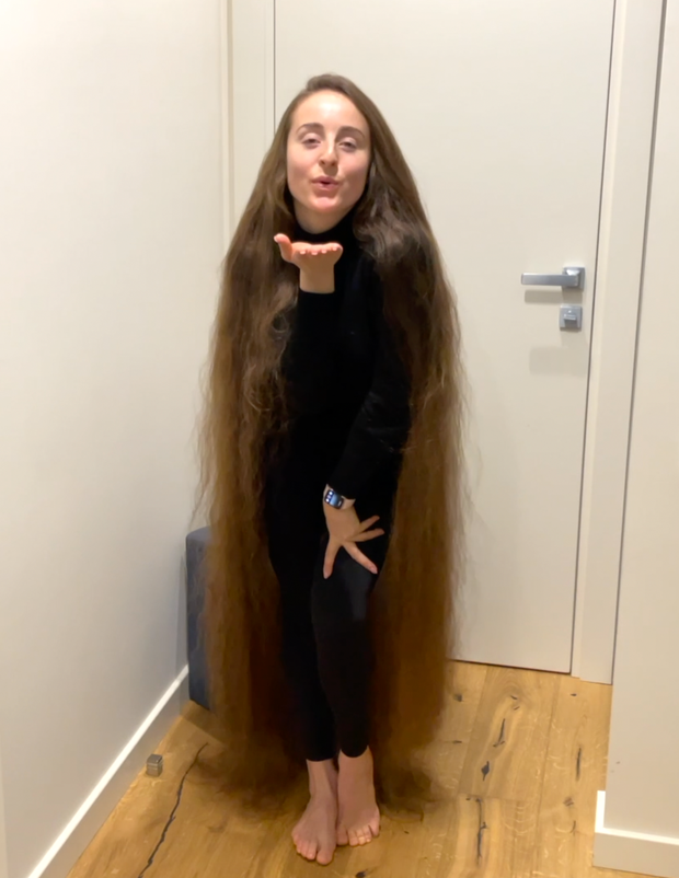 VIDEO - Brushing a pile of hair