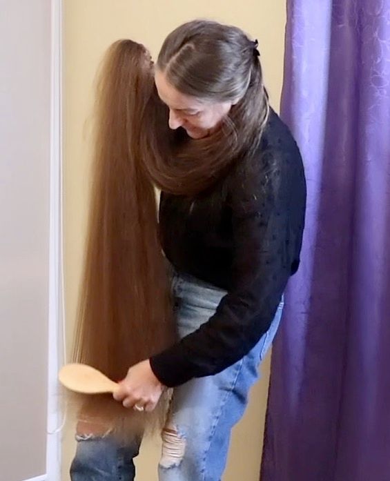 VIDEO - Extreme hair length is her passion