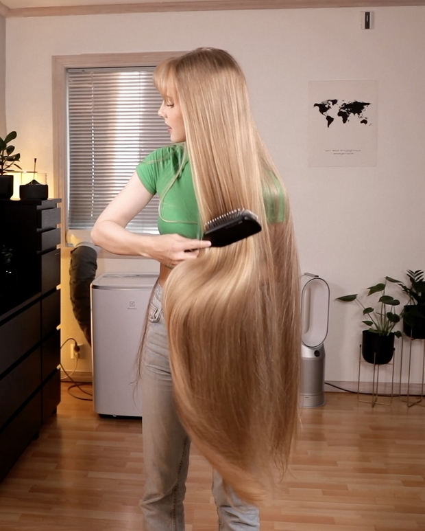 VIDEO - Super beautiful blonde Rapunzel