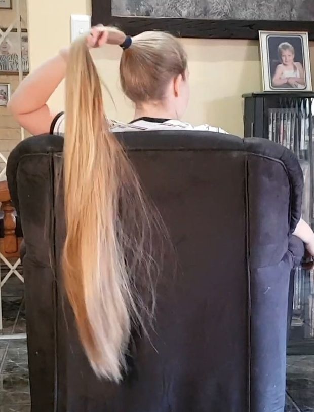 VIDEO - Heavy blonde hair behind the chair