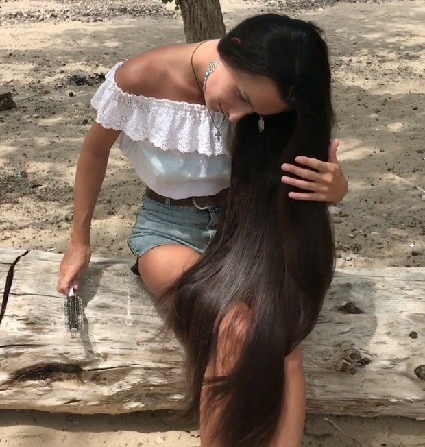 VIDEO - Long hair at the beach