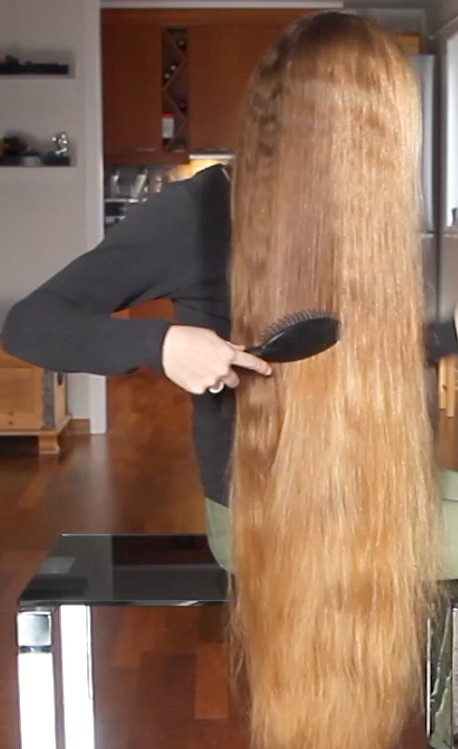 VIDEO - Rakel&#x27;s table hair play