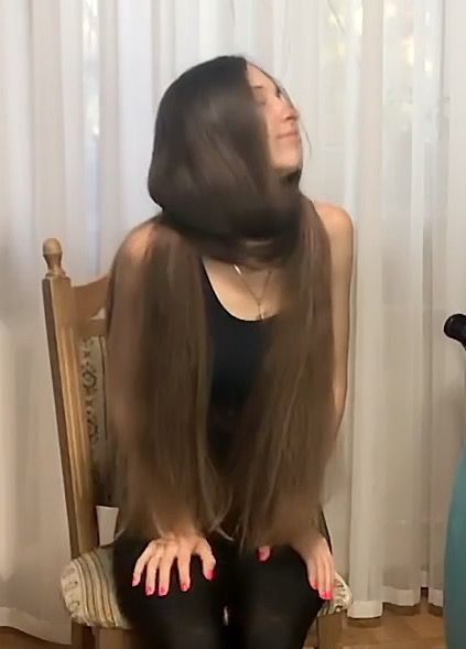 VIDEO - Extreme floor length hair brushing