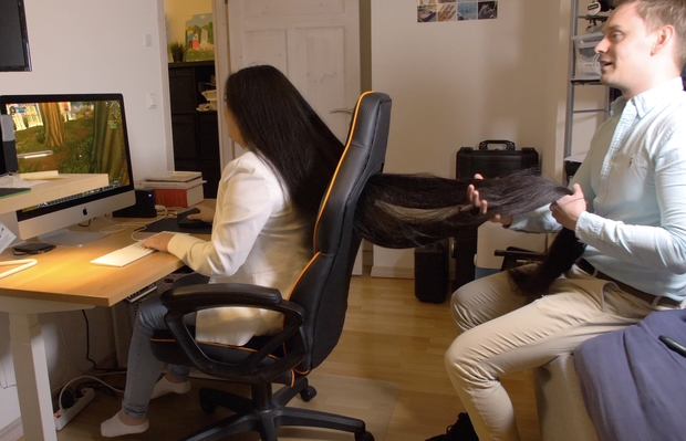 VIDEO - Super long haired gamer